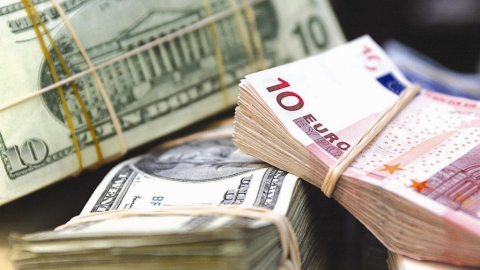 Евро преодолел отметку в 70 рублей, доллар – в 65