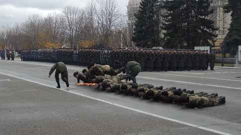 Перед главой ВВ МВД в Саратове выступила рота почетного караула и спецназ