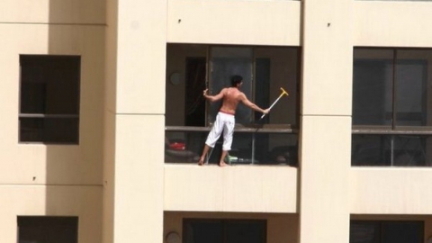 Мужчина мыл окна на седьмом этаже и разбился насмерть