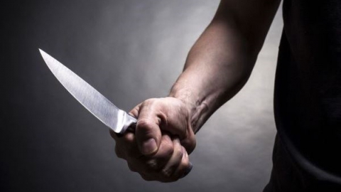 Ссора возле бара закончилась ударом ножом в живот