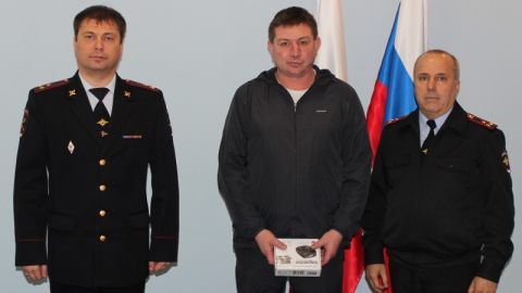 Полицейские наградили мужчину за спасение ребенка от насильника