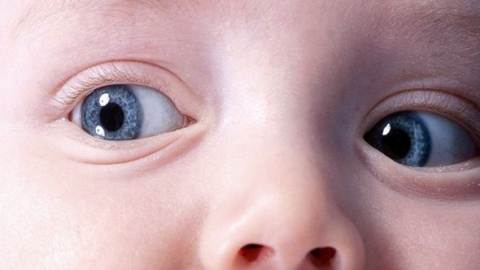 Маленький ребенок госпитализирован с ожогом глаза