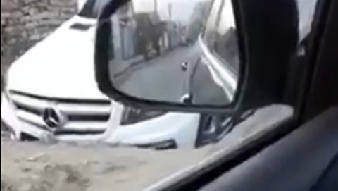 Мерседес провалился в яму