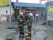 Очевидцы пожара на Орджоникидзе сообщили о неизвестных на крыше