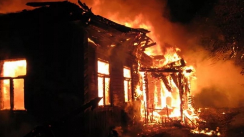 Ночной пожар уничтожил дом в центре Саратова