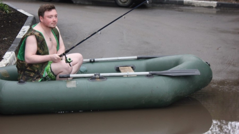Житель Саратова устроил фотосессию в луже на лодке вместо фламинго