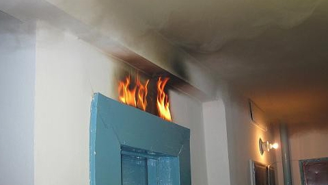 В Саратове 20 человек эвакуировали из-за возгорания в шахте лифта