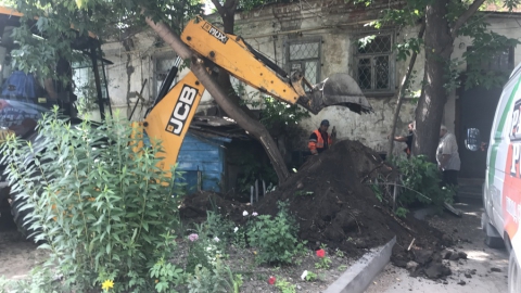 Жители дома на Московской вынуждены месяц жить без воды из-за вырытой "Водоканалом" траншеи