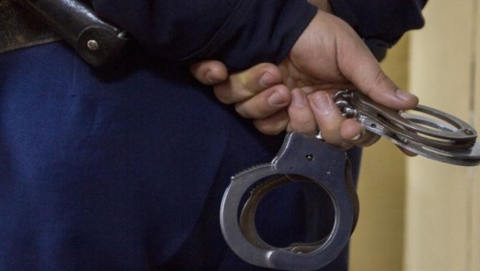 В Саратове следственно-арестованный продал бездомному пистолет с патронами