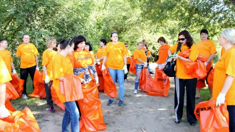 В Энгельсе прошла ежегодная экологическая акция "Чистый лес"