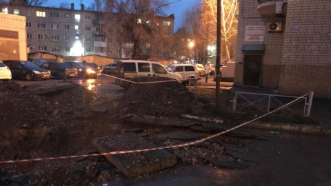 Жители улицы Барнаульская жалуются на разрытый во дворе дома котлован