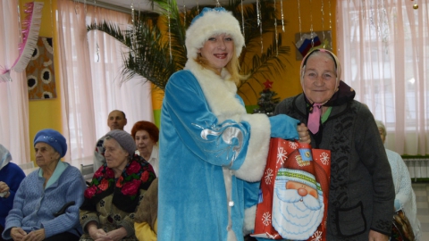 В Саратове прошла предновогодняя акция "Елка желаний" для малообеспеченных пожилых людей