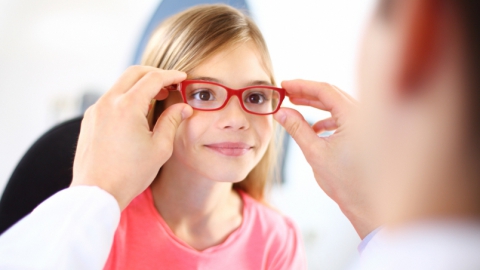 Саратовцам предлагают поменять старые очки на новые в детском салоне "Зазеркалье"