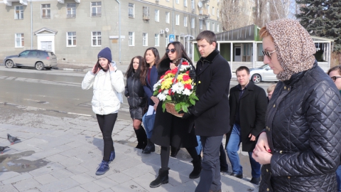 Студенты Гагаринского университета провели траурный митинг у памятника первому космонавту