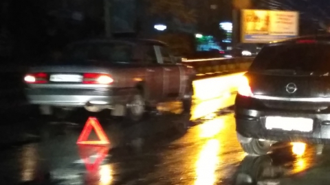 "Волга" и "Лада" заблокировали улицу Тархова