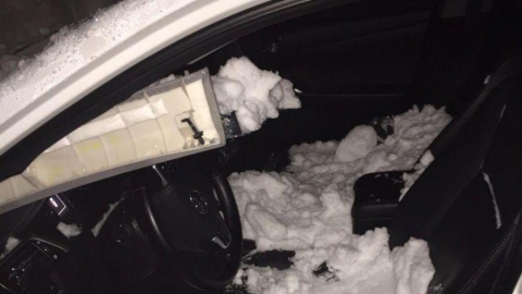 Глыба снега повредила очередную машину