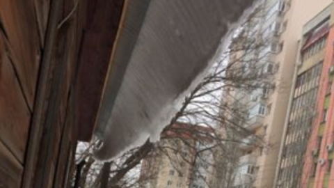 Жители дома на улице Посадского пожаловались на снежные завалы