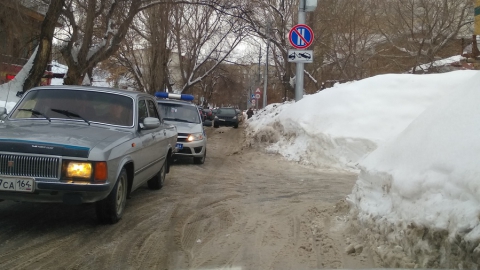Сломавшийся "Ниссан" полностью перекрыл улицу в центре Саратова