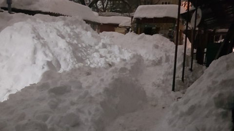 Жители жалуются на горы снега и сосульки во дворе дома