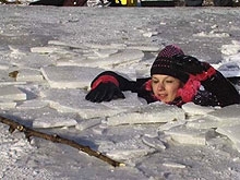 Старший прапорщик спас провалившихся под лед детей