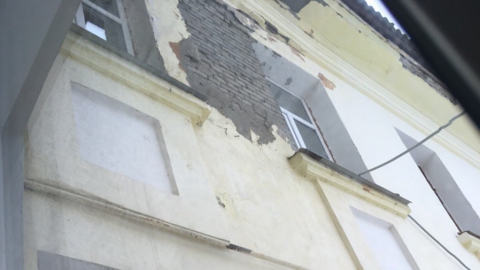 В школе после обвала потолка начала рушиться стена
