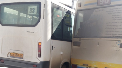 Автобус и маршрутка притерлись на улице Чапаева и устроили длинный затор