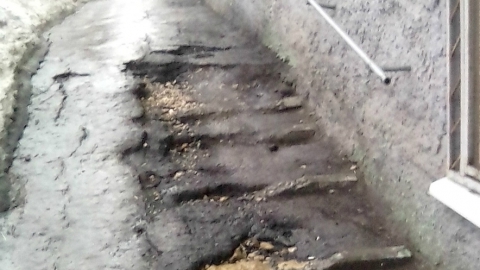 Саратовчанка пожаловалась на разрушенный тротуар у поликлиники №11