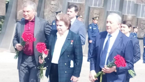 Валентина Терешкова, Вячеслав Володин и Валерий Радаев возложили цветы на месте приземления Гагарина