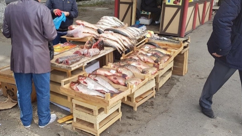 В Саратове задержали торговцев рыбой, раками и колбасой