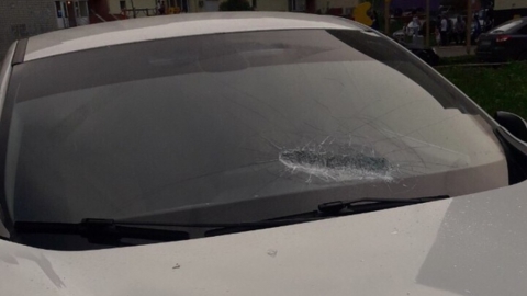 Гостю из Подмосковья в Саратове бутылкой разбили лобовое стекло машины