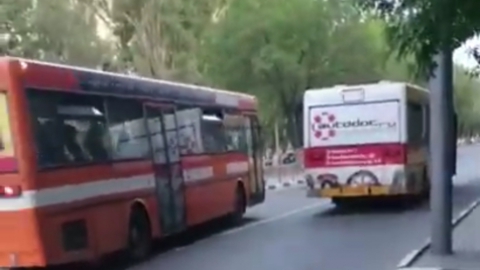 Водители автобусов устроили гонки на улицах города