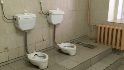 Получивший скандальную известность туалет в энгельсской школе отремонтируют