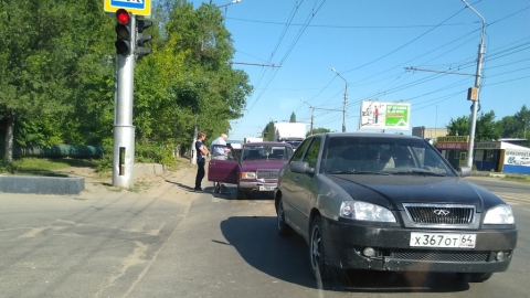 На Московском шоссе - километровая пробка из-за столкнувшихся "Черри" и "семерки"