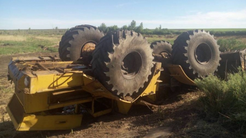 Следователи проверяют обстоятельства гибели тракториста в Калининском районе
