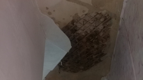 Житель Саратова пожаловался на обрушение потолка в доме