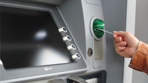 Пенсионера подозревают в краже пяти тысяч рублей из банкомата