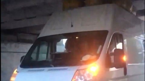 Микроавтобус застрял под знаменитым саратовским мостом