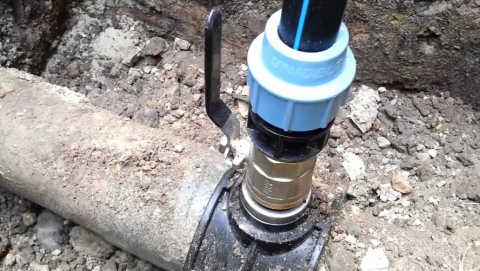 На Усть-Курдюмском направлении коммунальщики нашли 25 незаконных врезок в водопроводы
