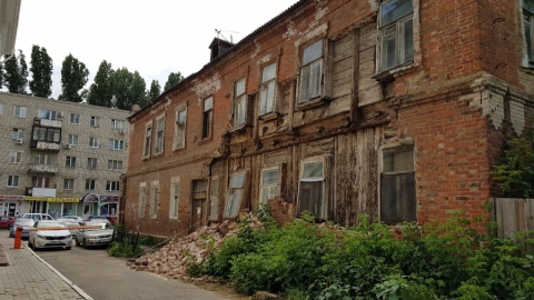 В центре Саратова разрушается памятник архитектуры