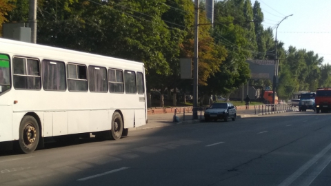 Автобус столкнулся с двумя машинами на улице Чернышевского