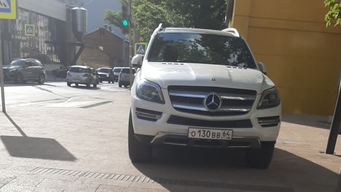 Владелец дорогого внедорожника припарковал машину на тротуаре
