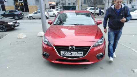 В соцсетях обсуждают красную Mazda на тротуаре