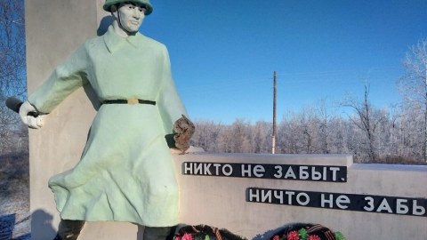 Вандалы разгромили памятник красноармейцам в Балаковском районе