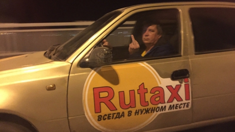 Саратовцы заметили подрезающего таксиста на Предмостовой площади