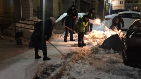 Саратовские управляющие компании начали чистить снег