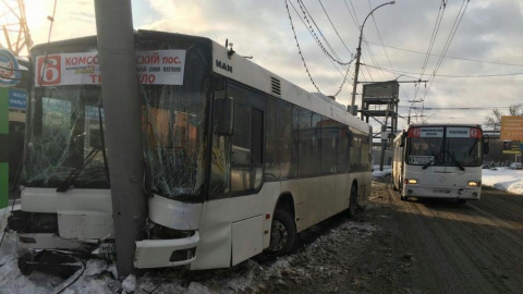 В Саратове 11 человек пострадали при столкновении автобуса со столбом