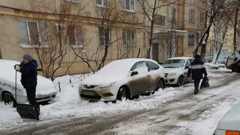 Коммунальные службы города продолжают расчистку улиц от снега и наледи