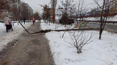 Жители Солнечного остались без света из-за упавшего столба