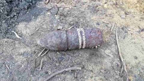 В Елшанке дачник выкопал бронебойный снаряд
