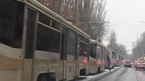 Слетевший с рельсов трамвай задел две машины и перекрыл движение в центре Саратова